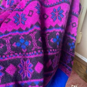 VINTAGE THRIFTED PATTERN TURTLENECK